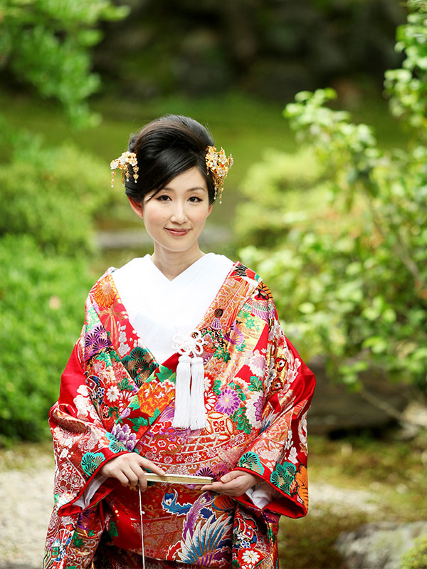 Understanding Traditional Japanese Kimonos (And How to Wear One