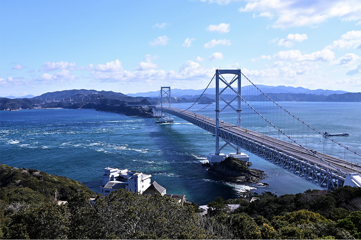 Awaji Island and Naruto City are surrounded by beautiful seas