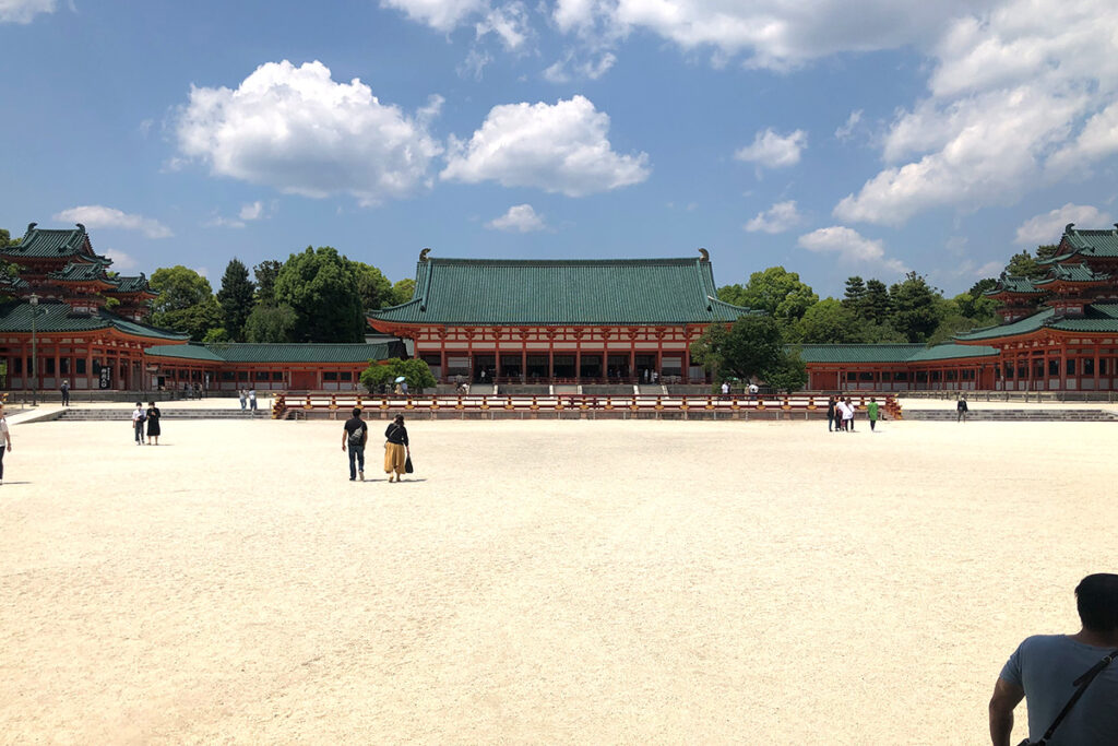 Passing through the gate, a large shrine pavilion could be seen in front.