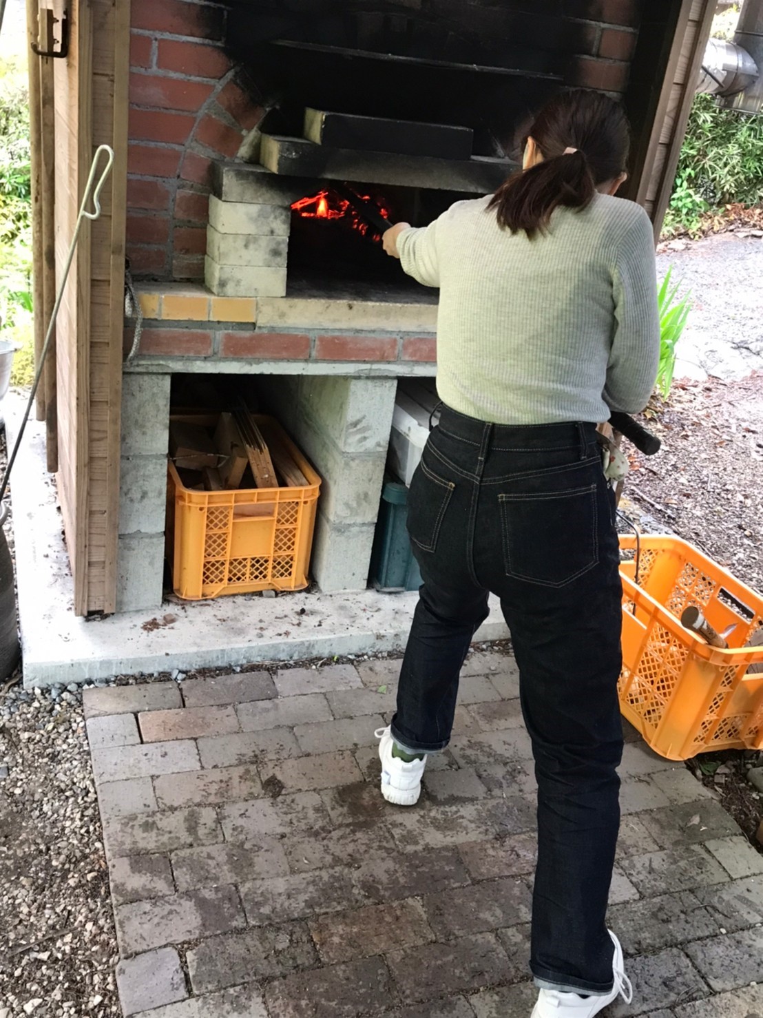 After building a fire in the stone oven, I were finally able to cook the pizza.