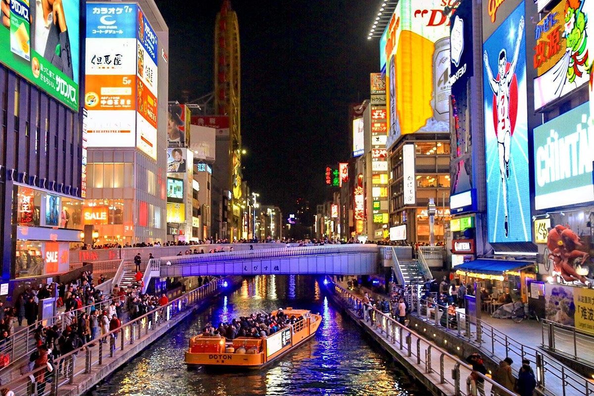 Cruises are popular in Dotonbori, too!