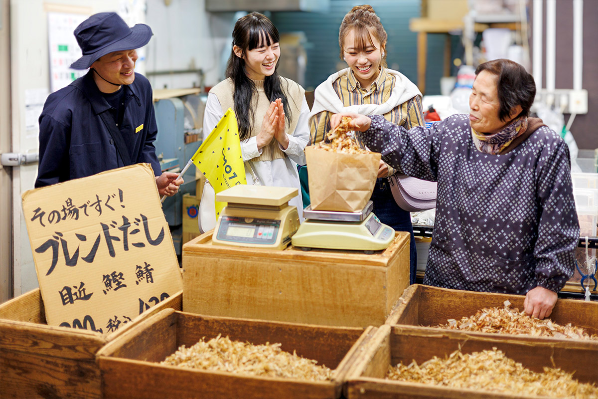 The hotel staff will actually go to the market and explain the points related to dashi.