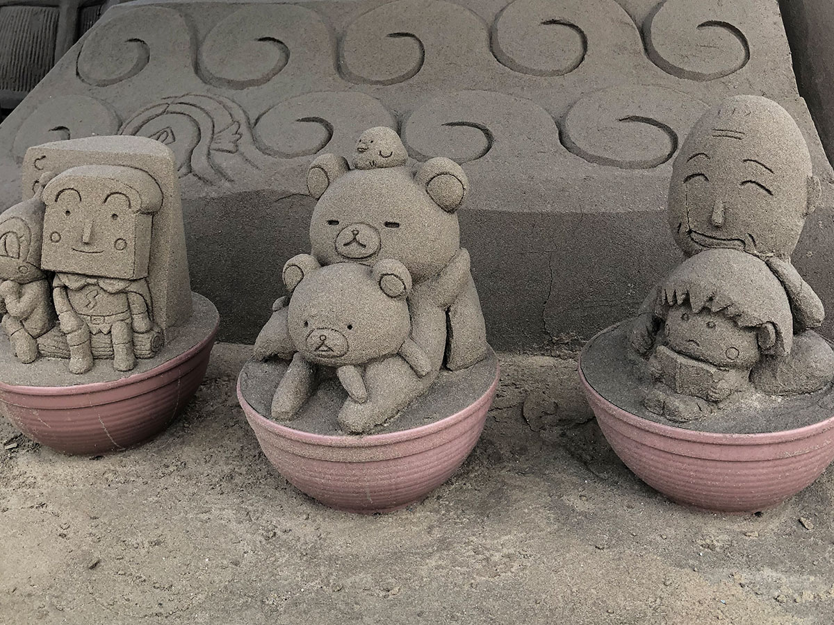 Sand sculptures of Shokupanman, and Chibi maruko-chan!