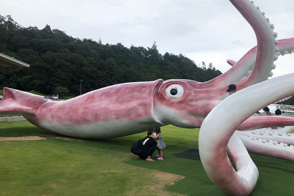 The name of the squid monument is "Ika King".