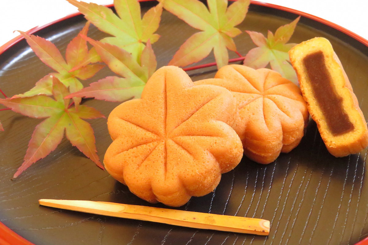 If you go to Miyajima Island in Hiroshima Prefecture, you will see many of these buns.