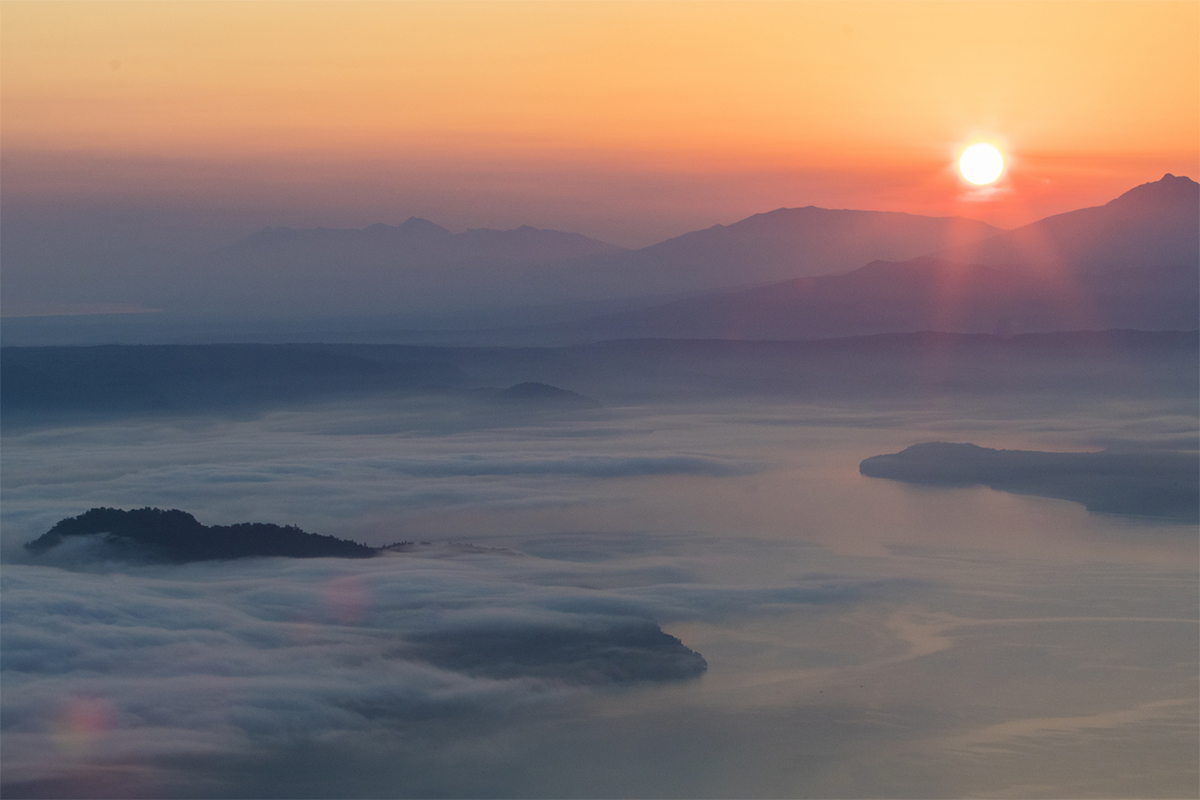 Tsubetsu Pass early in the morning in the autumn season, you can also see the sea of clouds.