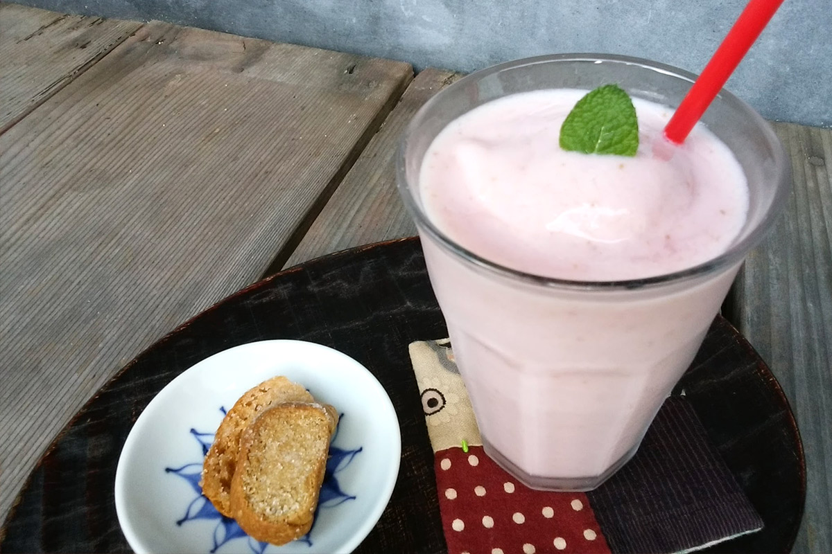 Amazake drink with seasonal fruits. Other drinks such as coffee were also available.