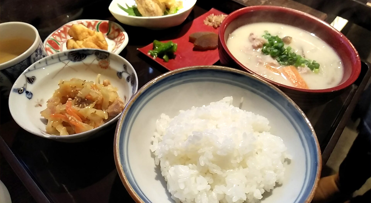 A popular lunch, "Toji's Makanai-meshi," a sake lees soup made with MORIKUNI's sake lees, has a relaxing and gentle taste.