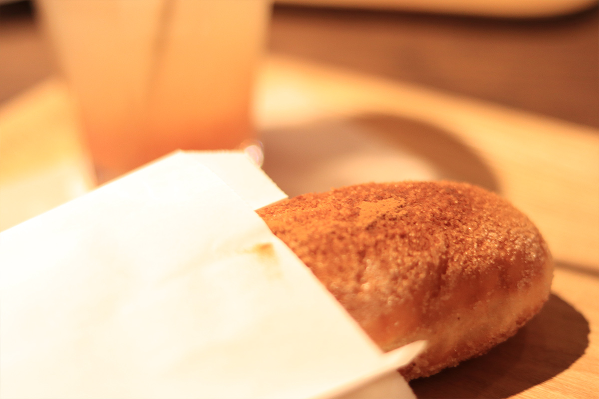 My favorite is the fried bread. They are deep-fried one by one after you order. I ordered the "kinako" (soybean flour), and the crunchy texture of the soybean flour and sugar was a great match. 