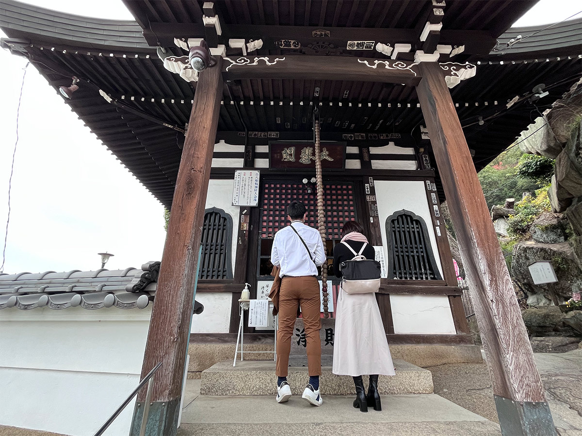 33 kannon hall.In front of the hall hangs a prayer bead. When I pull it slowly while thinking of happiness, it makes a sound.