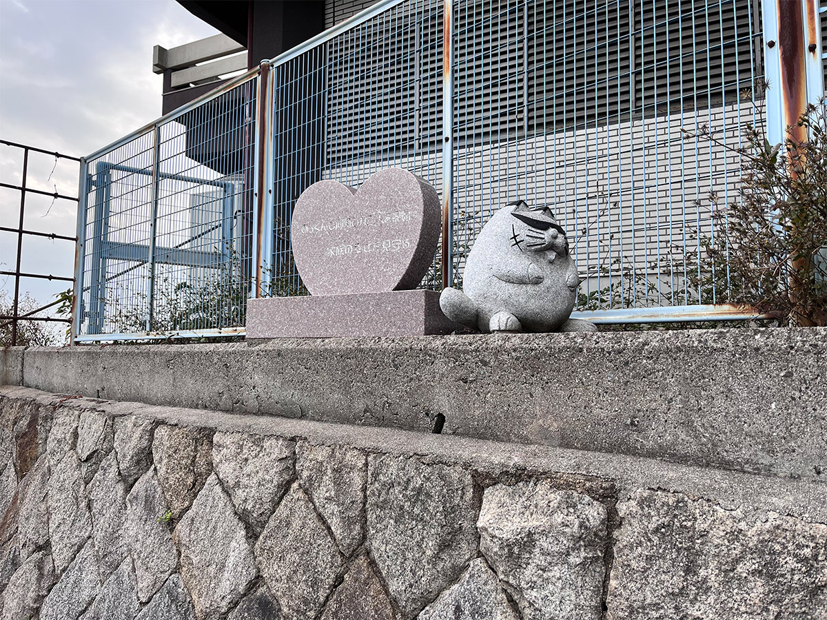 I looked it up and there are about a thousand of these cat stones! Amazing.