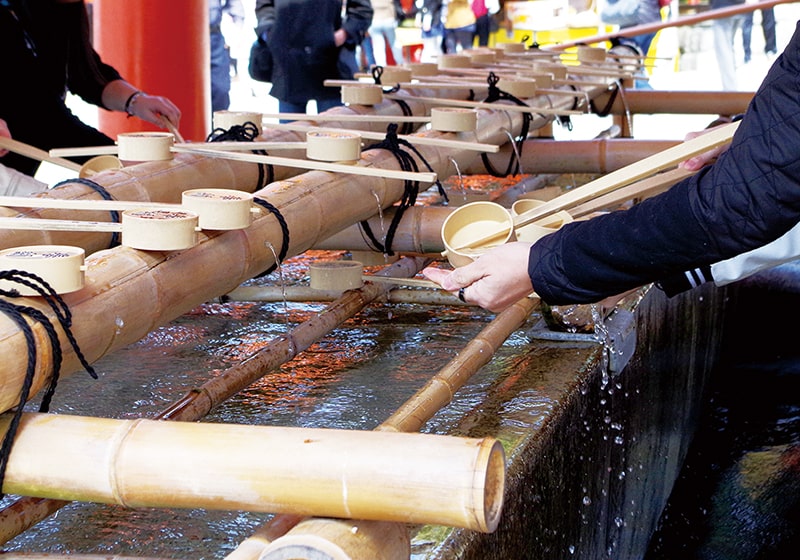 Bow before the torii gate and cleanse your hands and mouth with water.