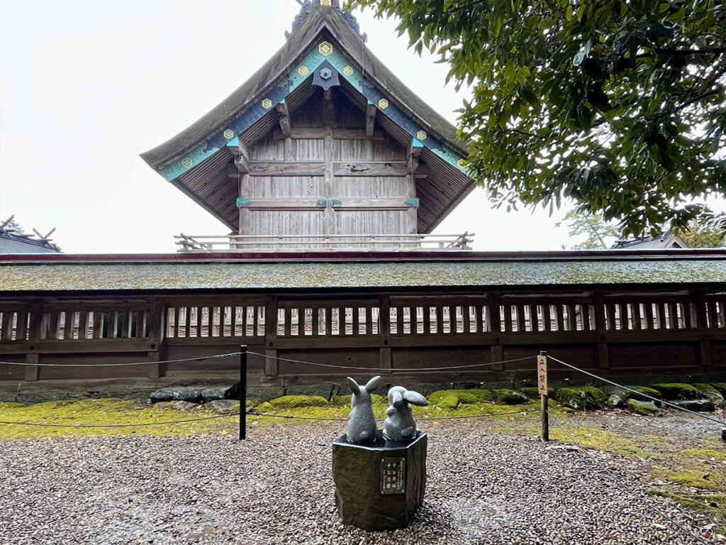 Izumo Taisha Shrine also has many rabbits.