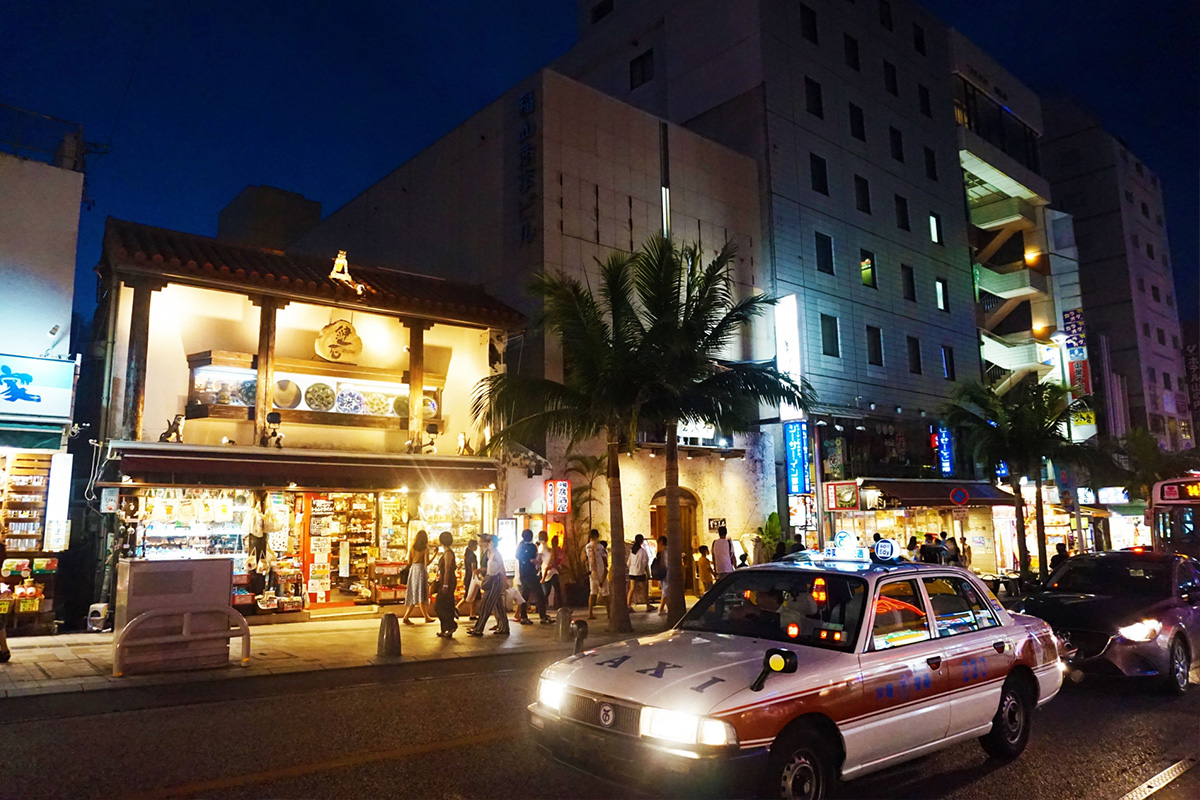 Kokusai-dori Avenue is lined with many souvenir shops and restaurants.
