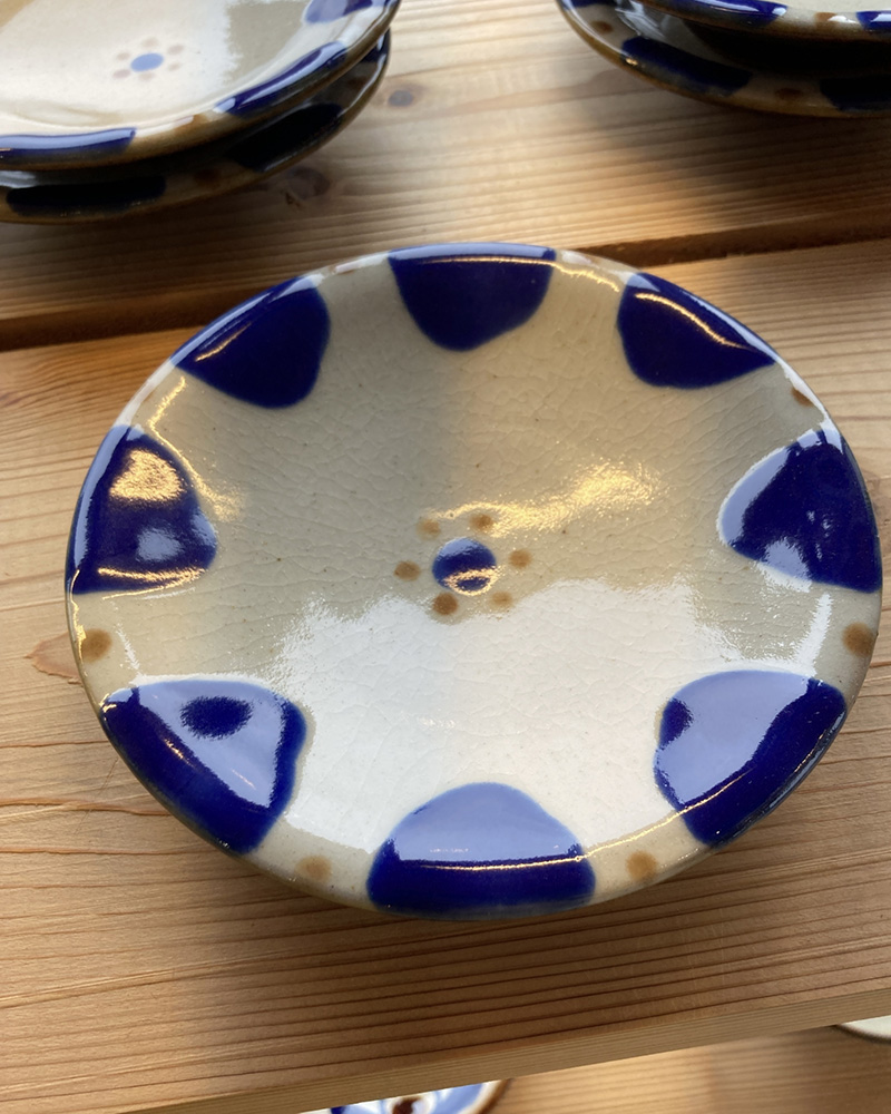 "Yachimun" pottery is often sold at souvenir shops and on Kokusai Dori, and the patterns are quite to my liking.