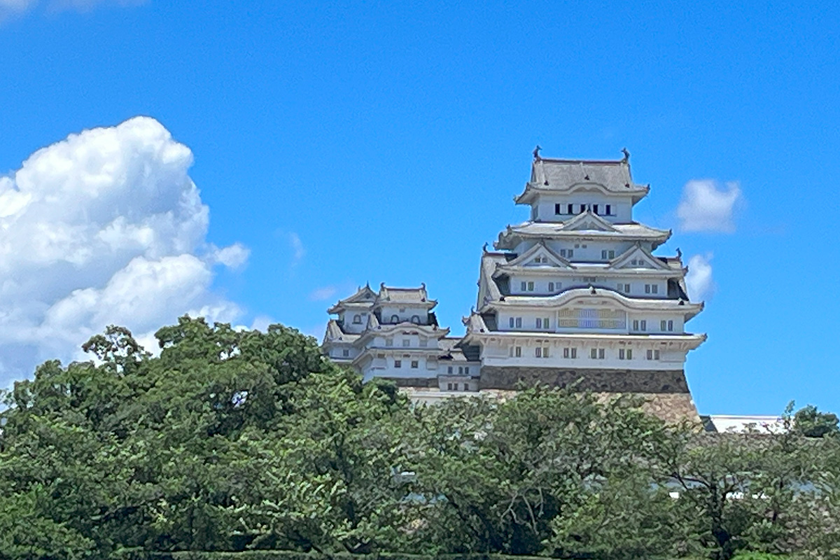 On the second day, we did some sightseeing around Himeji Castle.