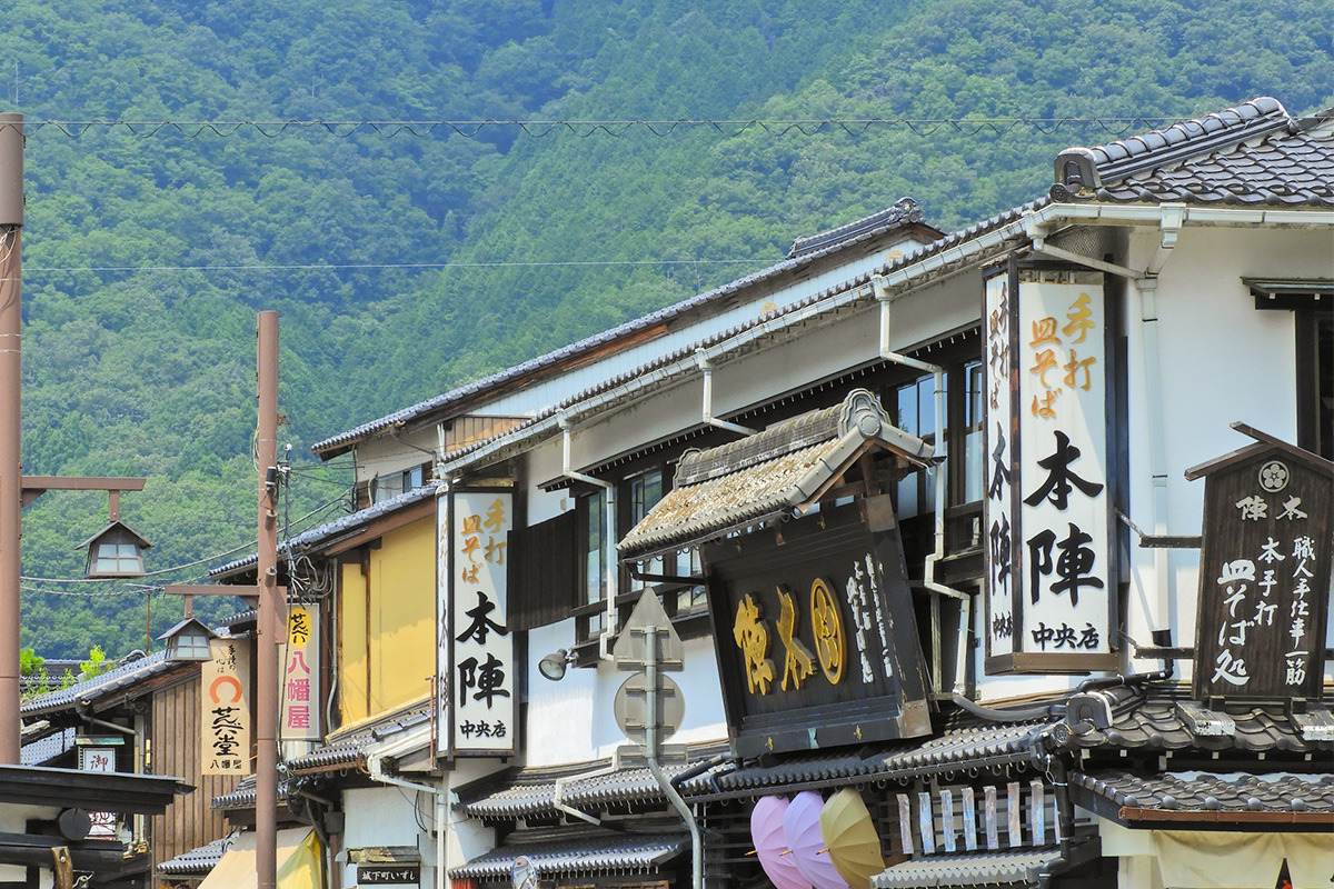 In addition, there are many stores in Izushi as a sightseeing spot, including soba noodle stores and many other food shops where you can enjoy eating and walking around.