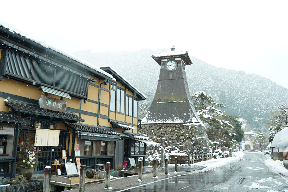 In winter, it snows quite a bit in Izushi. But the scenery is also beautiful.