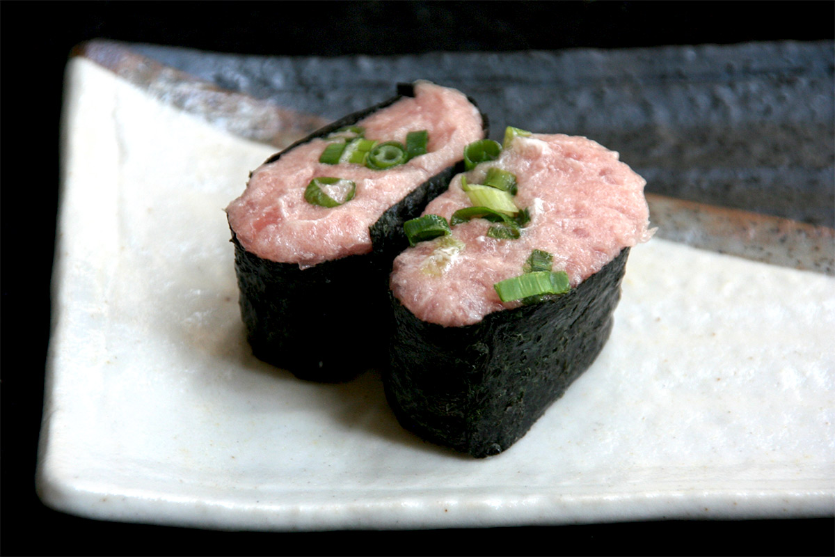 Incidentally, I also often eat minced tuna (also raw). In Japanese, it is called "Negitoro".