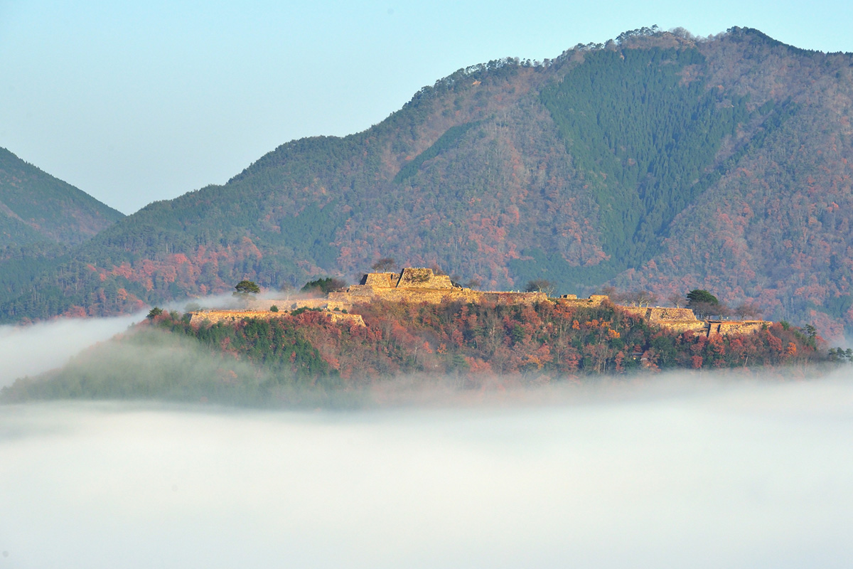 Near Izushi is Takeda Castle, a famous tourist attraction. It is a fantastic castle with a sea of clouds. It is about a 50-minute drive from Izushi.