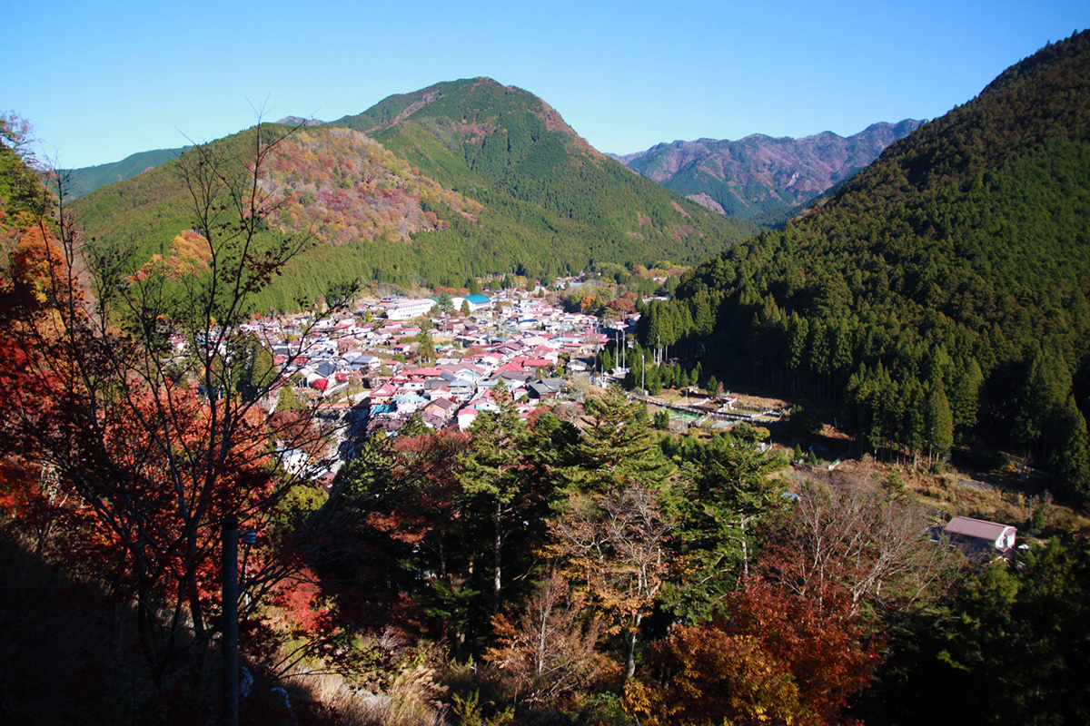 I went there in the summer, but I heard that the mountains are also beautiful during the season of autumn leaves turning red.