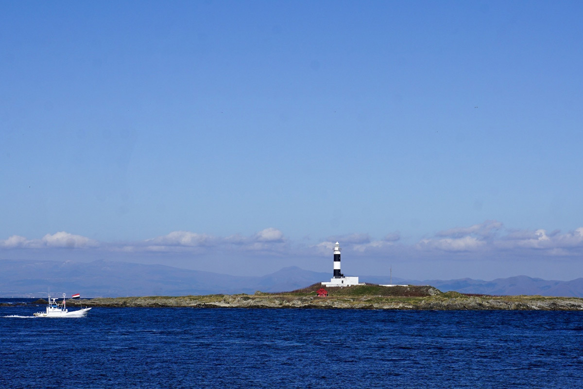 A two-tone black-and-white lighthouse may also be seen from here.