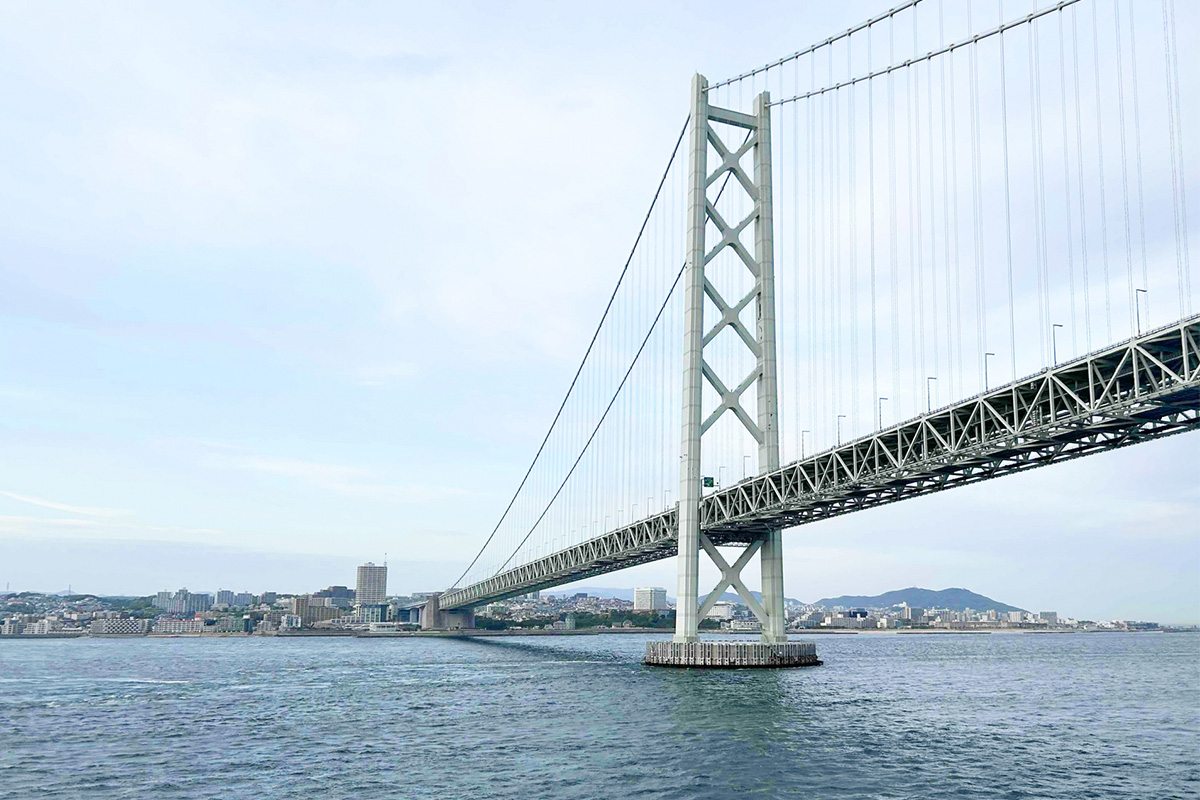 The Akashi Kaikyo Bridge is actually one of the world's largest suspension bridges, with a bridge length of 3,911 meters.