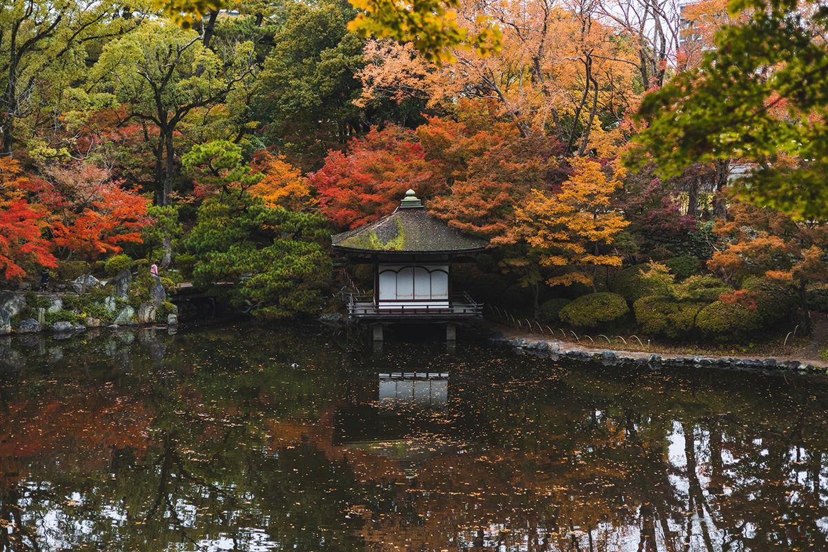 It is also commonly known as "Momijogei Garden" and shows its most beautiful scenery during the autumn season.