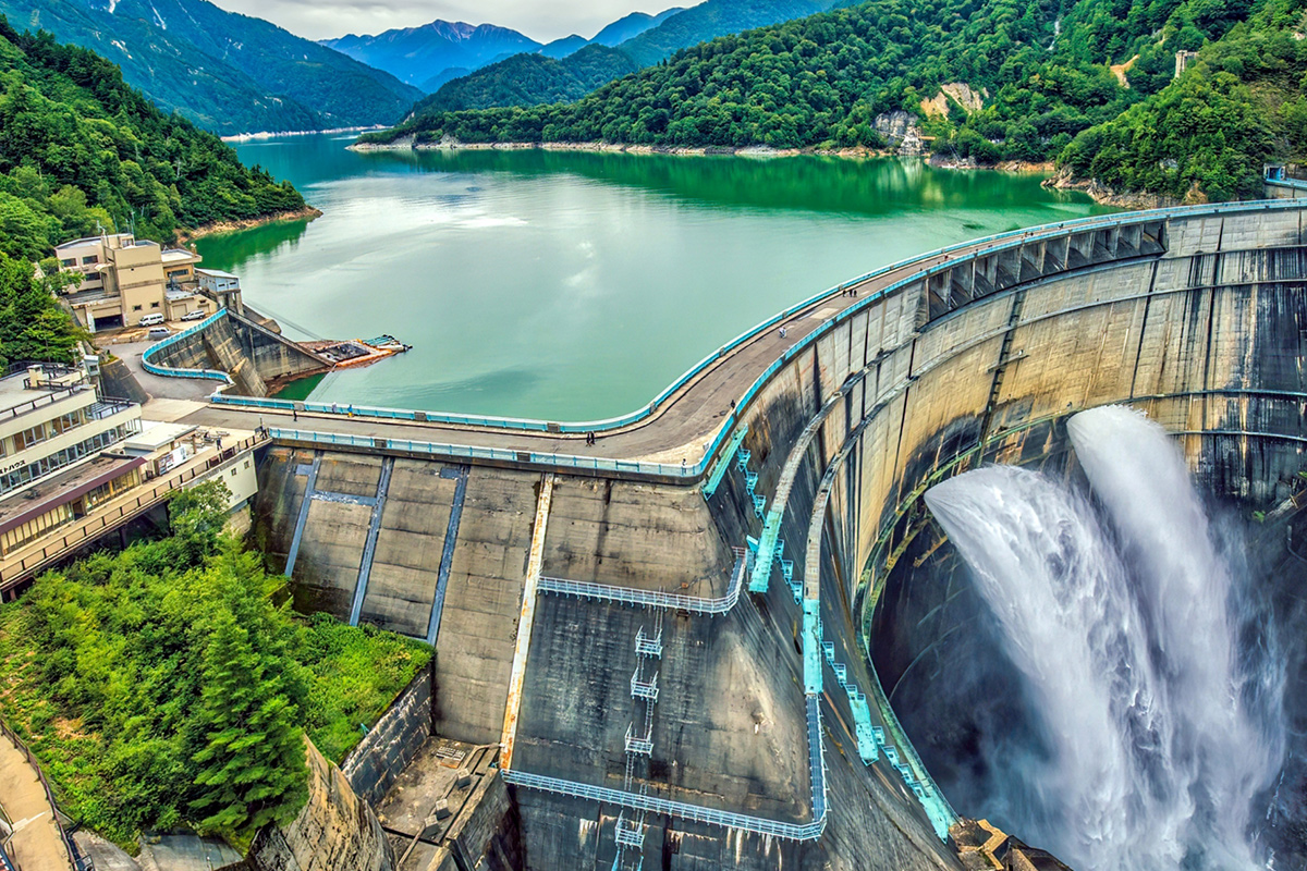 Toyama is also famous for the Kurobe Dam,which is the highest dam in Japan. It releases more than 10 tonnes water per second! It's a breathtakingly powerful sight.