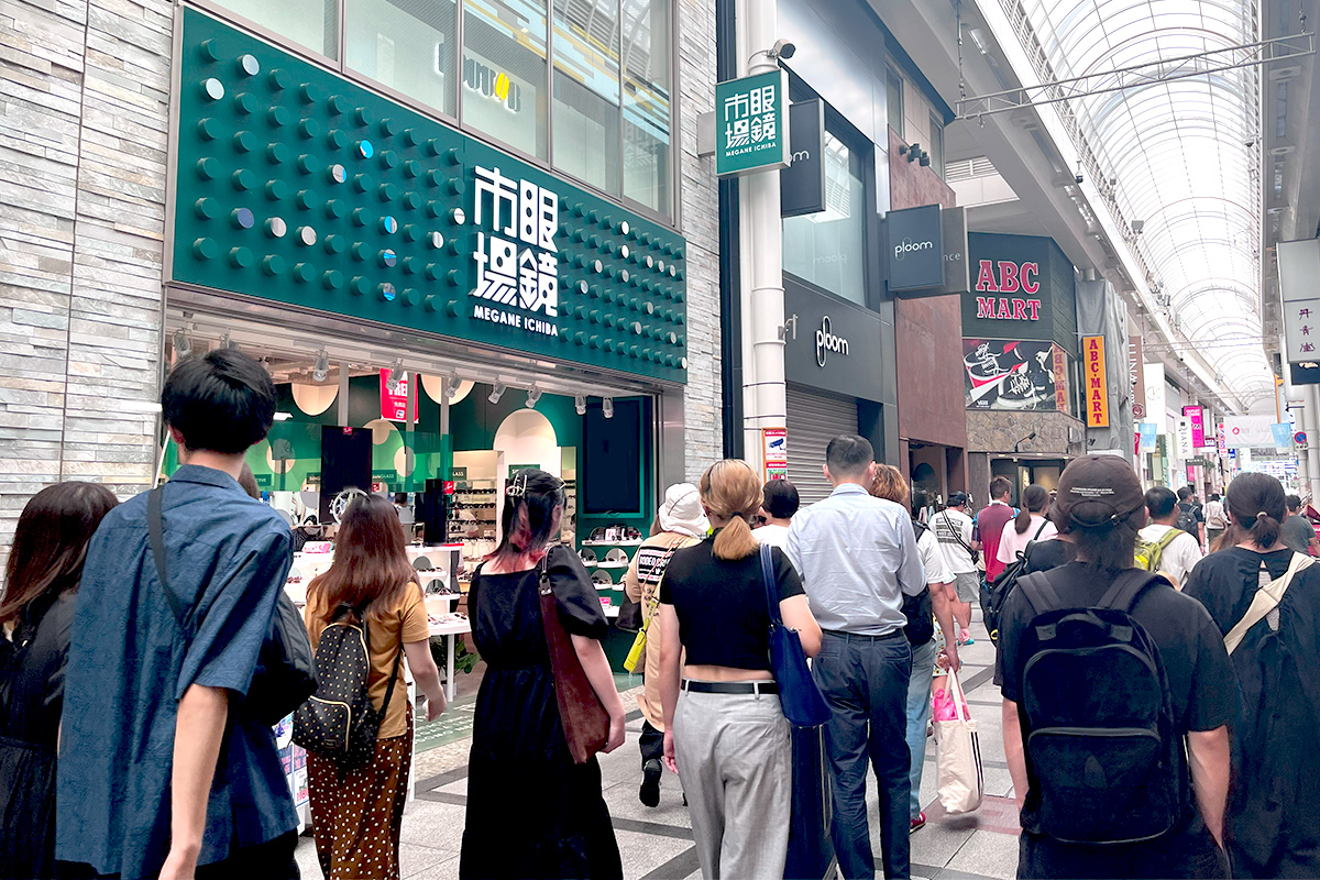 On this day, many foreign tourists came to the shopping arcade to play.