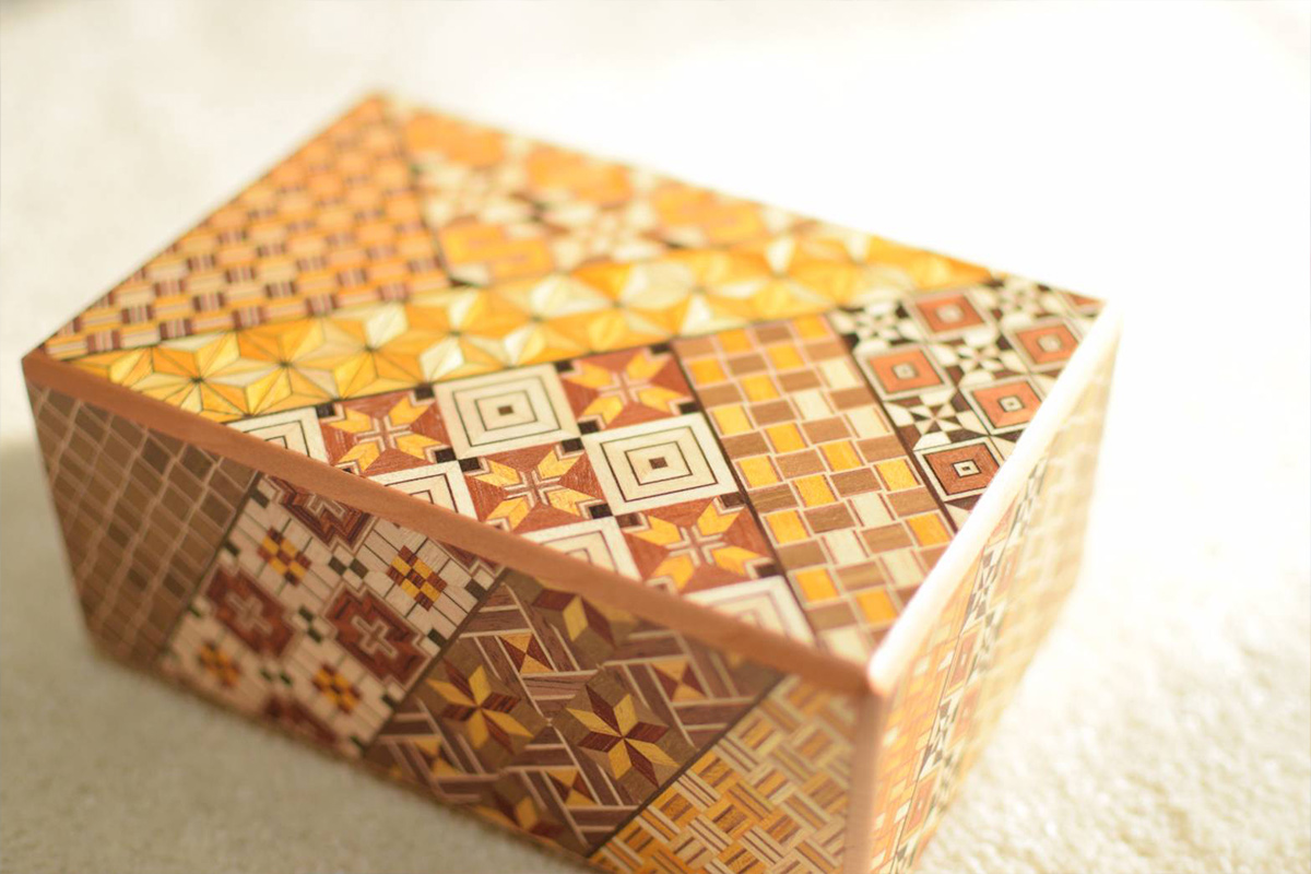 "Yosegi-zaiku", with its beautiful geometric patterns, is a Hakone craft. It is world famous as a "puzzle box".
