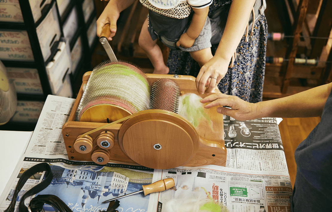 Next, the hair is combed and loosened, known as carding, to align the flow of the hair and make it easier to spin, and then the colors are mixed.