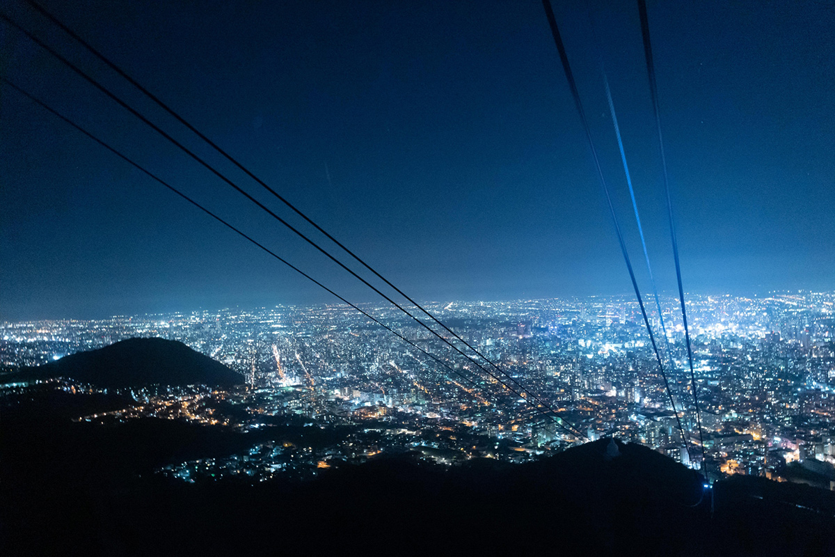 Moiwa at an elevation of 531 meters, visitors can take a ropeway to view the night scenery.