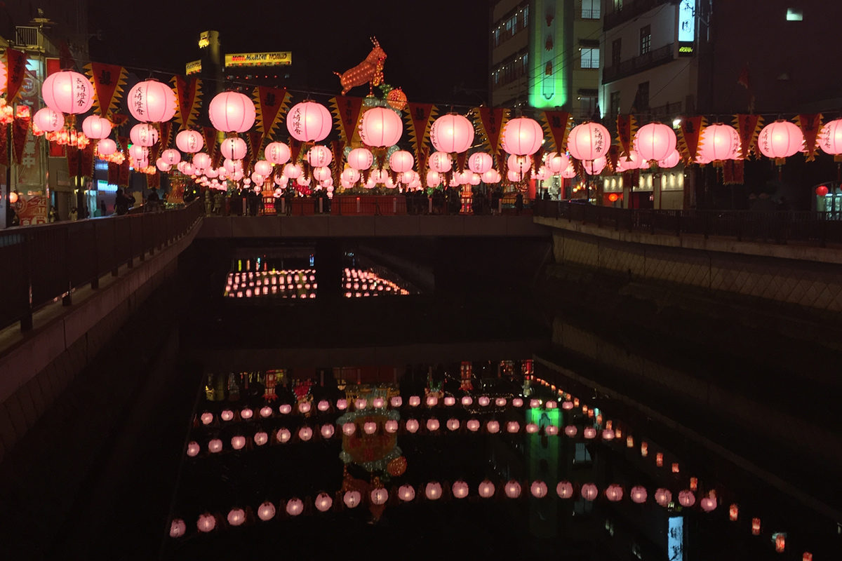 Although not quite the same as a night view, the Nagasaki Lantern Festival is held every year from January to February, attracting approximately one million visitors, and the city is enveloped in even more dazzling lights.