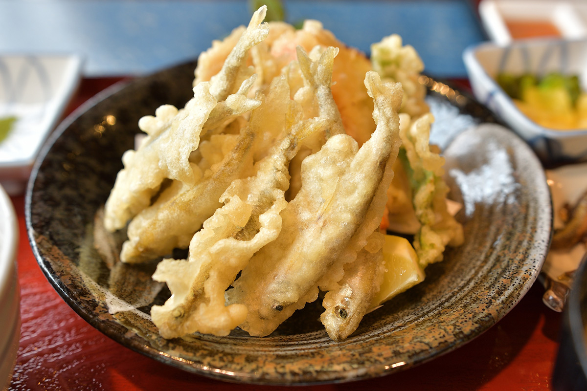 Wakasagi is a small fish, so it is basically eaten over heat. The most common way to eat it is tempra.Dip the flour dough in Wakasagi and deep fry in oil. This is because it can be eaten from head to tail.