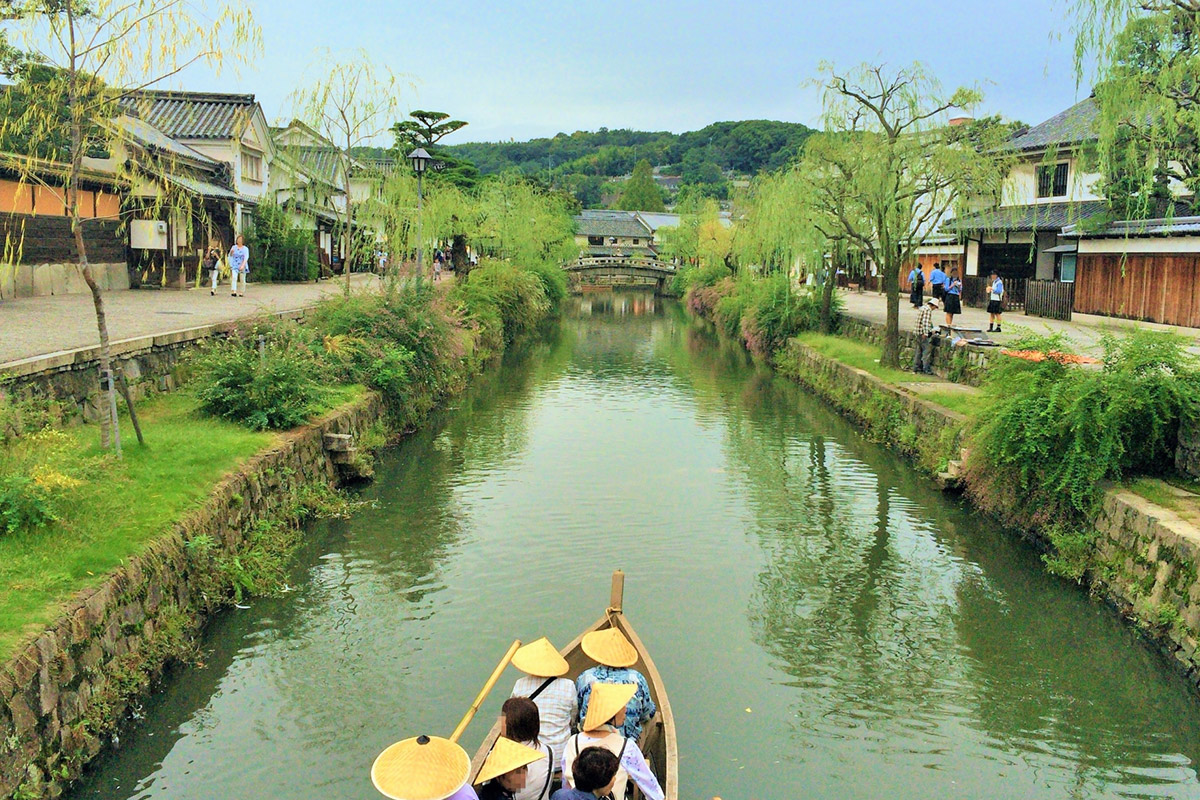 With its traditional buildings and beautiful willow trees, Okayama's Kurashiki Bikan Historical Area is now a popular tourist destination in Japan, where just walking the streets is fun.