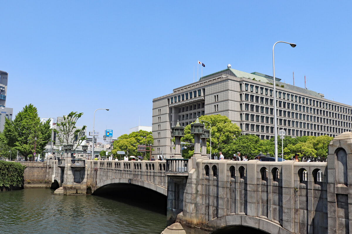 Exterior view of Yodoyabashi Bridge and Osaka City Hall