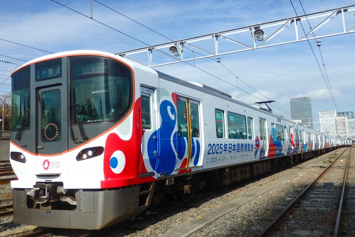 JR West's Expo 2025 Osaka, Kansai wrapped train