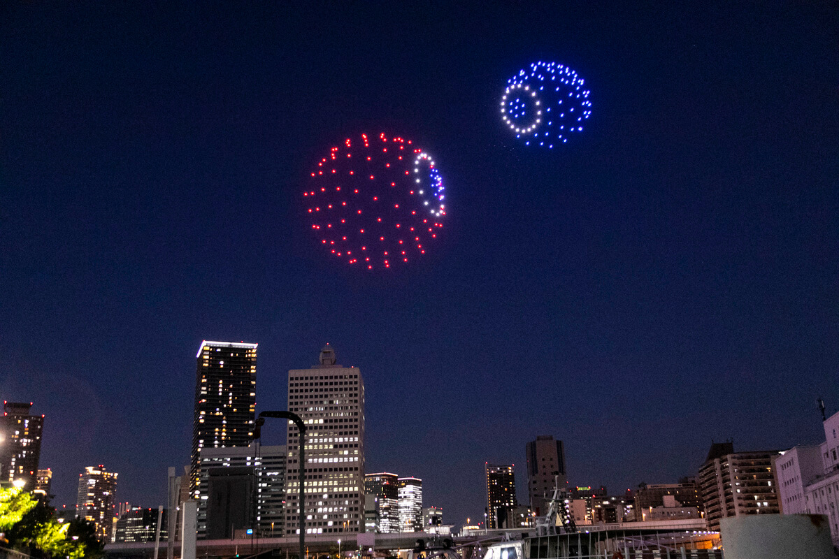 The way the drone paints the red and blue spheres