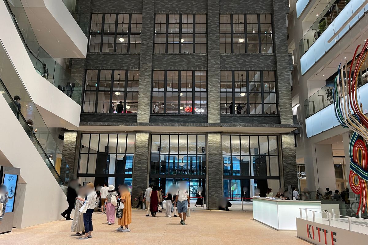 Atrium made from the existing part of the former Osaka Central Post Office