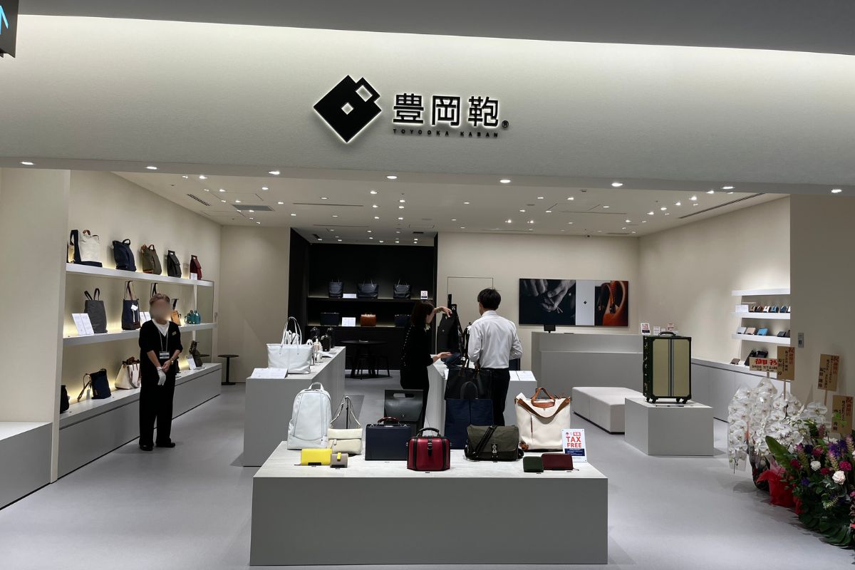 Toyooka Kaban(bag), a local brand of high-quality bags, opens its first store in the Kansai region.