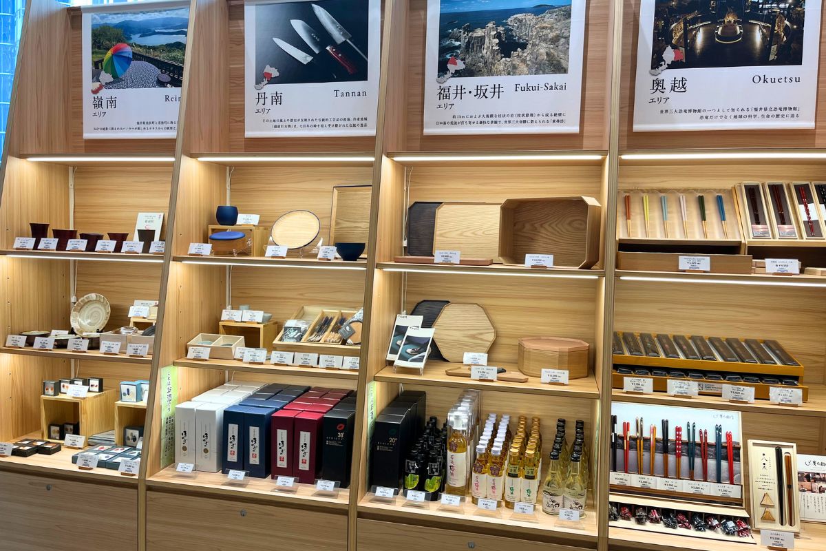 Fukui crafts, local sake, etc.