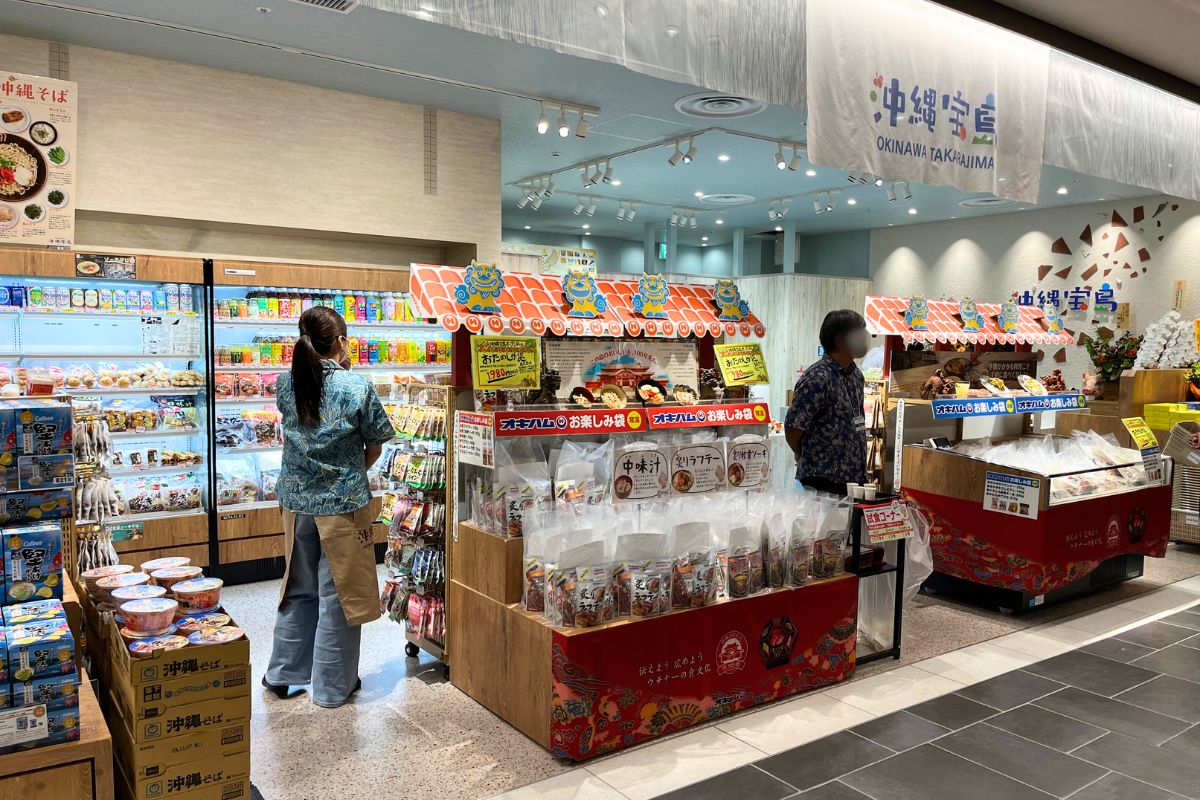 “Okinawa Takarajima（Treasure Island）” offers a wide range of souvenirs from the tropical island of Okinawa