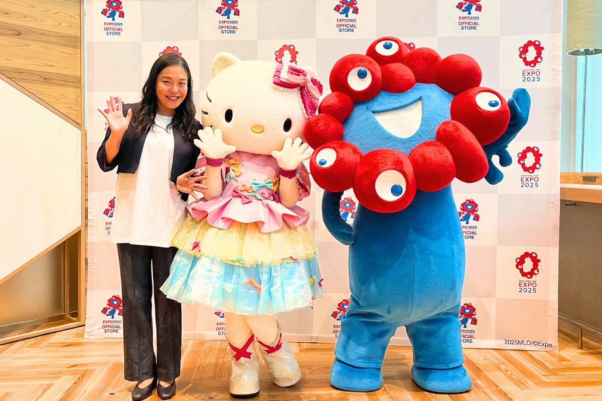 From left to right: Sachiko Nakajima, producer of the theme pavilion; Hello Kitty of Sanrio Characters; and MYAKU-MYAKU, official character.