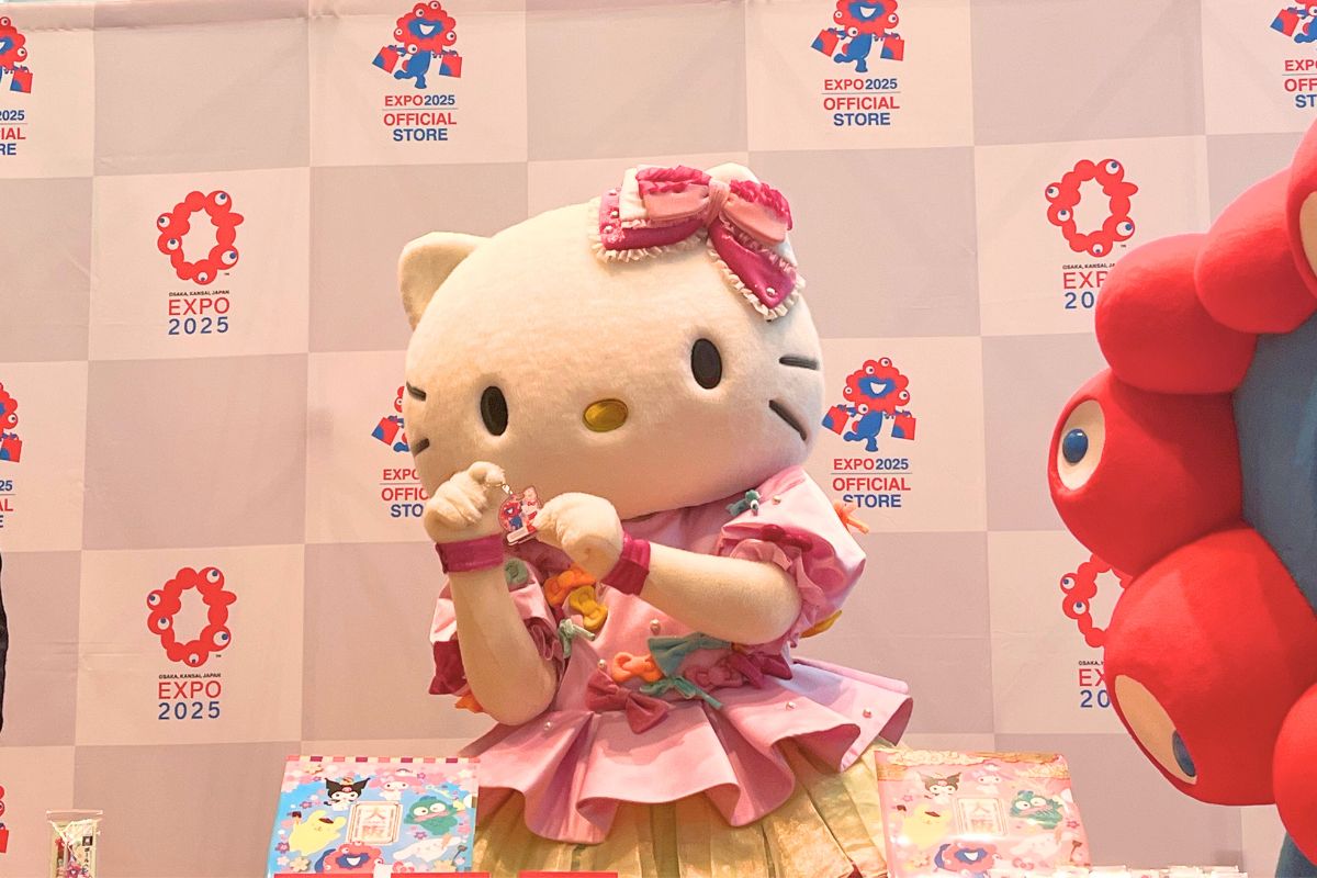 Hello Kitty chose an acrylic key chain with a design of Hello Kitty and MYAKU-MYAKU