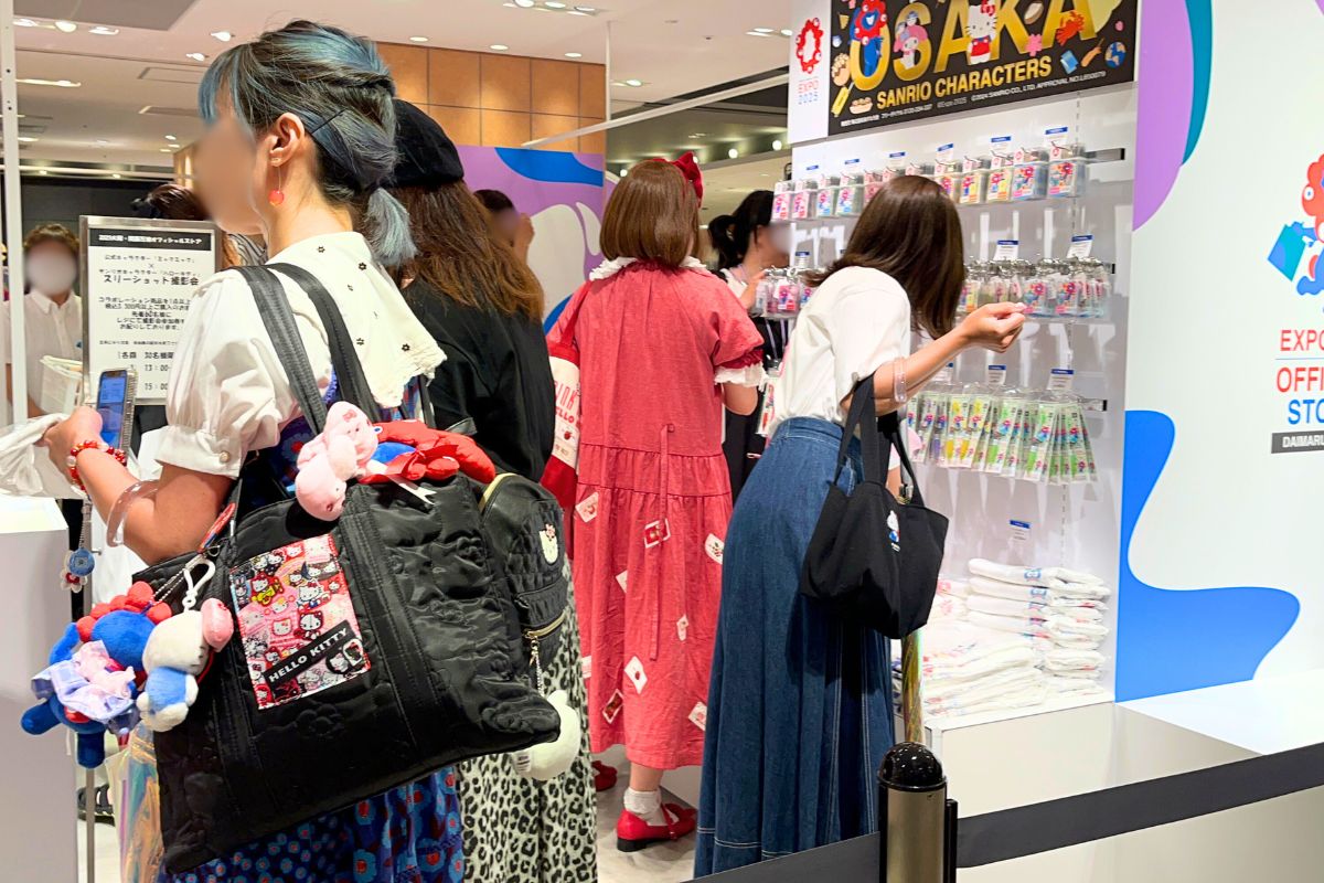 A large number of Sanrio fans rushed to the site as soon as it opened