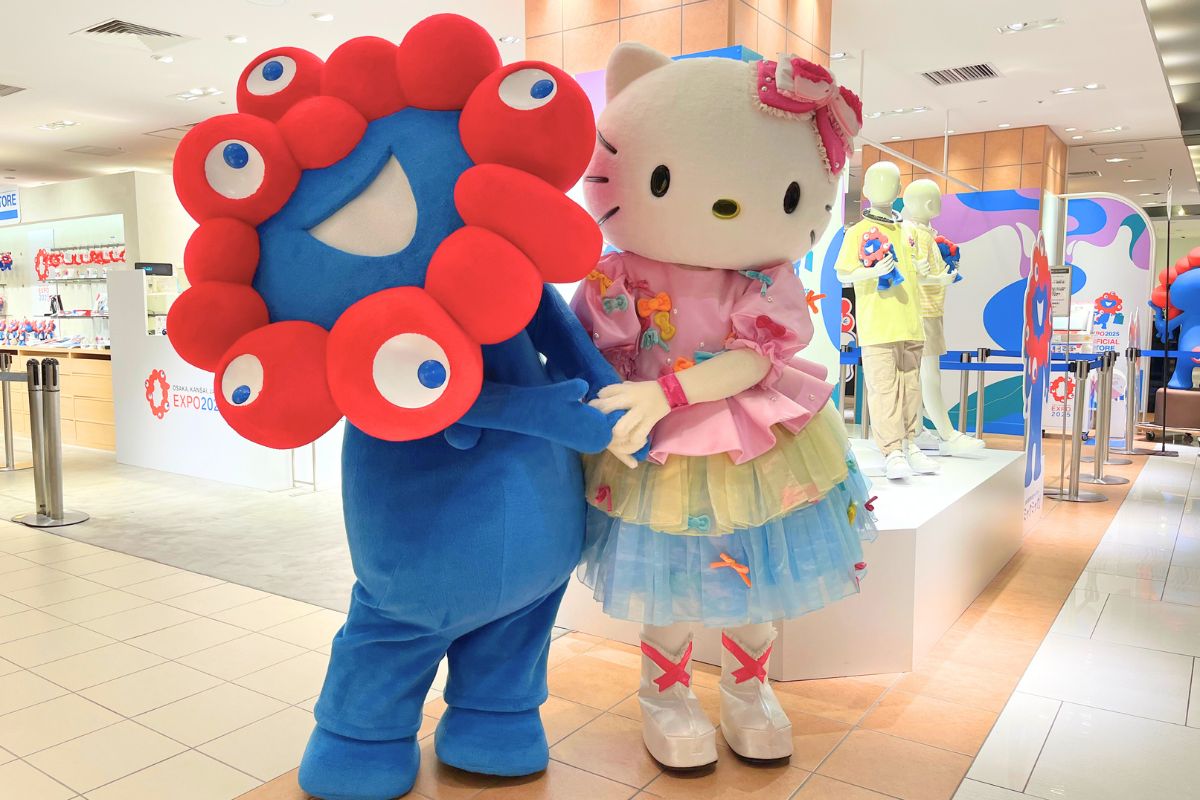 Hello Kitty and MYAKU-MYAKU holding hands