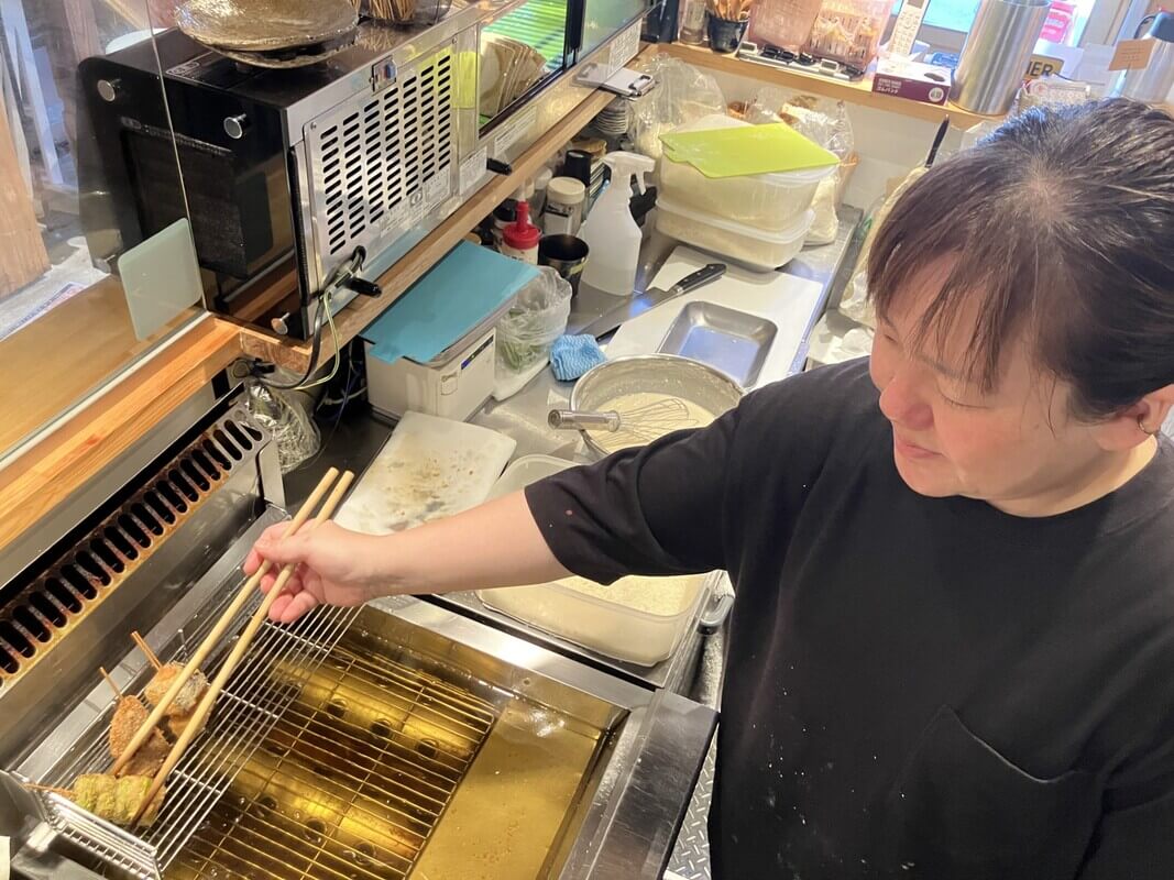 Artisan frying kushikatsu at Kei, a popular kushikatsu bar.