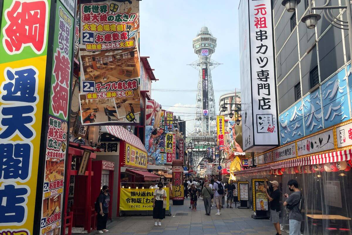 There are 300-400 kushikatsu restaurants in Shinsekai