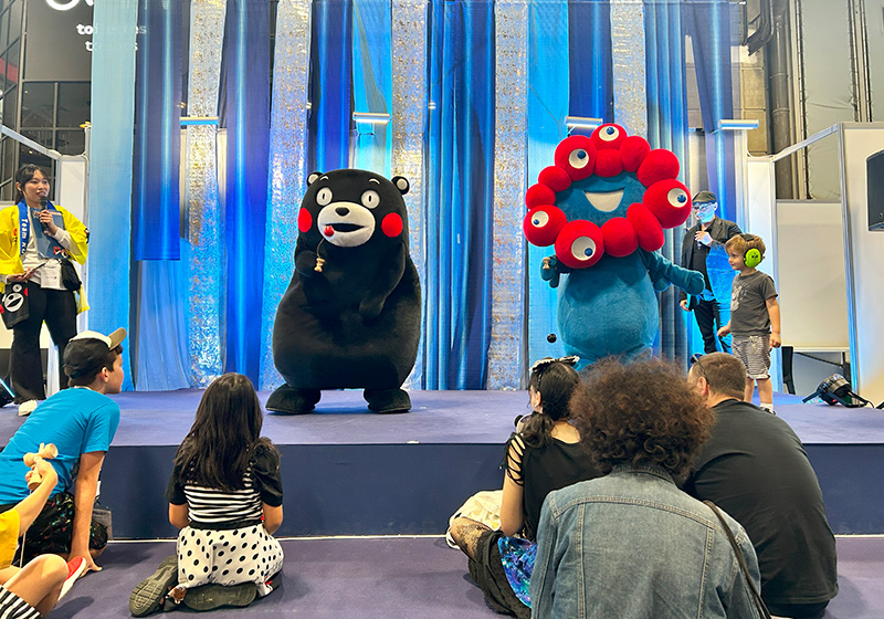 MYAKU-MYAKU entertains Parisian children with Kumamon